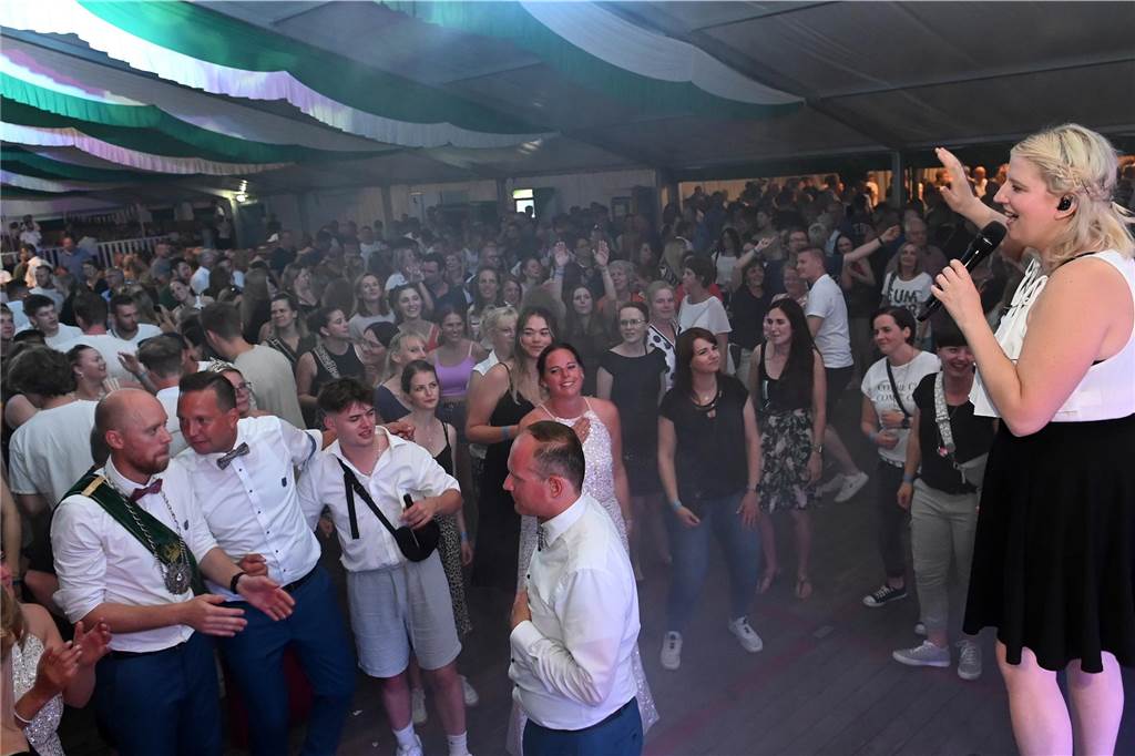 Schützenfest Wulfen 2023: Die besten Bilder von der Party am Samstag Am Samstag standen beim Wulfener Schützenverein unter anderem der Umzug durchs Dorf und die Party im Festzelt auf dem Programm.