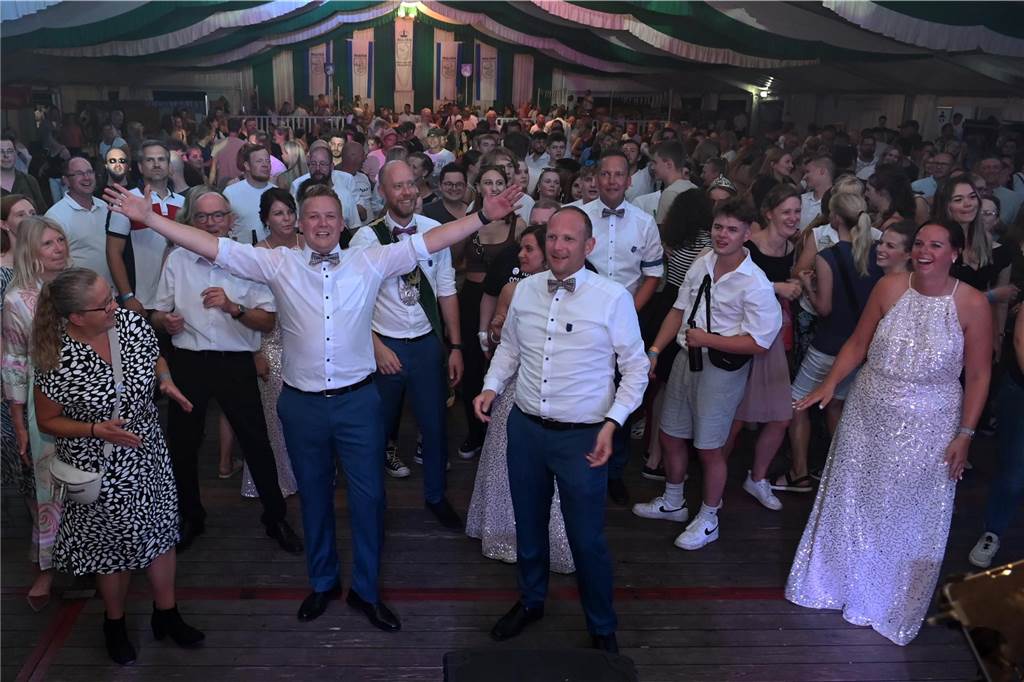 Schützenfest Wulfen 2023: Die besten Bilder von der Party am Samstag Am Samstag standen beim Wulfener Schützenverein unter anderem der Umzug durchs Dorf und die Party im Festzelt auf dem Programm.