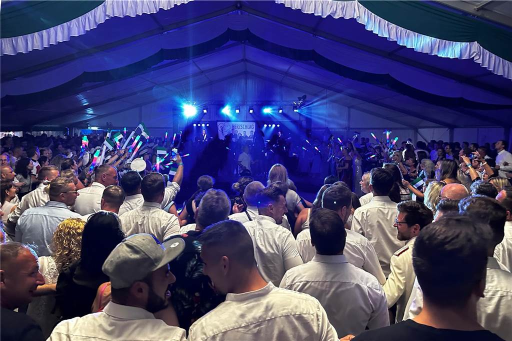 Schützenfest Wulfen 2023: Die besten Bilder von der Party am Samstag Am Samstag standen beim Wulfener Schützenverein unter anderem der Umzug durchs Dorf und die Party im Festzelt auf dem Programm.