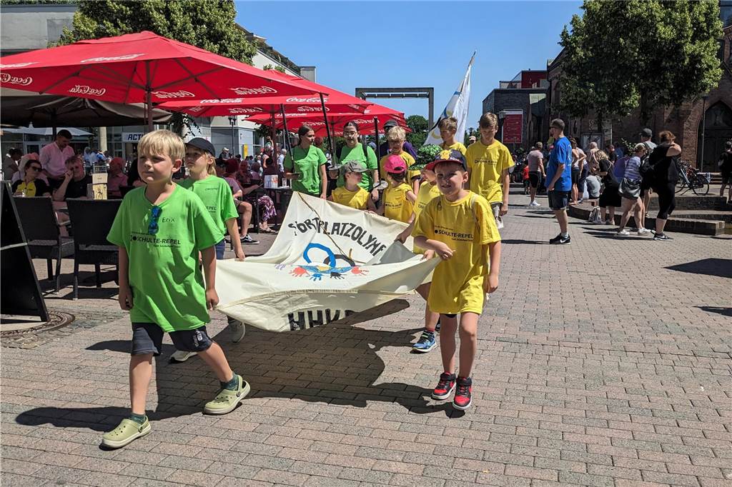 Am Samstag startete die 37. Sportplatzolympiade in Dorsten mit Festumzug und "Spiel ohne Grenzen"