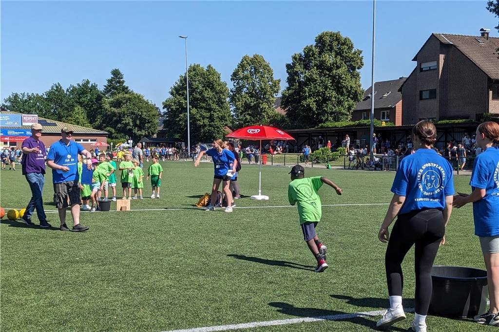 Am Samstag startete die 37. Sportplatzolympiade in Dorsten mit Festumzug und "Spiel ohne Grenzen"