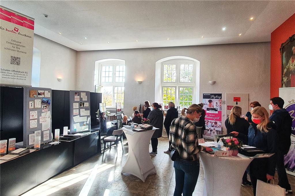Ahauser Traumhochzeitstage: Besuchsmagnet mit gelebter Leichtigkeit Am Samstag war das Event gut besucht, aber verteilt über den Tag. Ausreichend Platz war immer vorhanden.