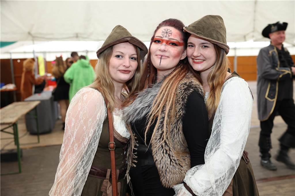 Am Samstag war nicht nur beim Umzug einiges los in Selm, auch am Abend bei der Party im Zelt, feierten die Selmer Jecken wild.