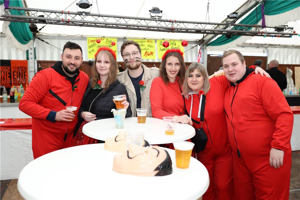 Am Samstag war nicht nur beim Umzug einiges los in Selm, auch am Abend bei der Party im Zelt, feierten die Selmer Jecken wild.