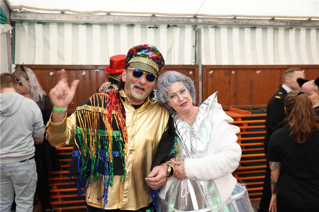 Am Samstag war nicht nur beim Umzug einiges los in Selm, auch am Abend bei der Party im Zelt, feierten die Selmer Jecken wild.