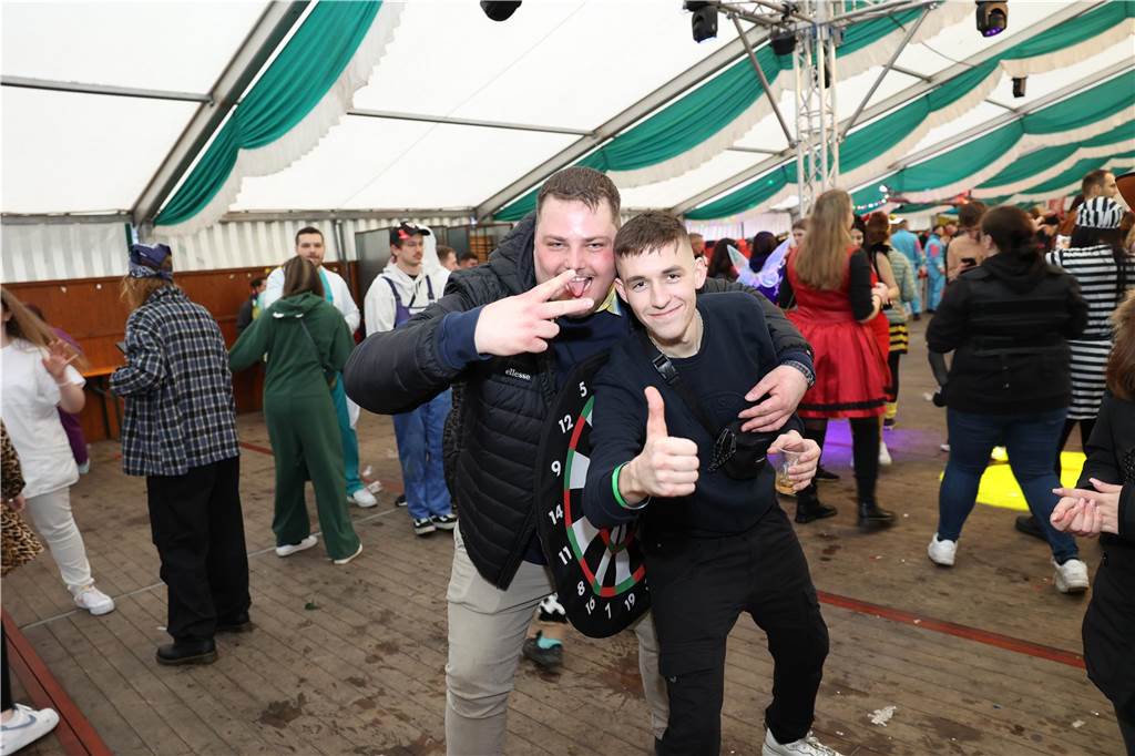 Am Samstag war nicht nur beim Umzug einiges los in Selm, auch am Abend bei der Party im Zelt, feierten die Selmer Jecken wild.