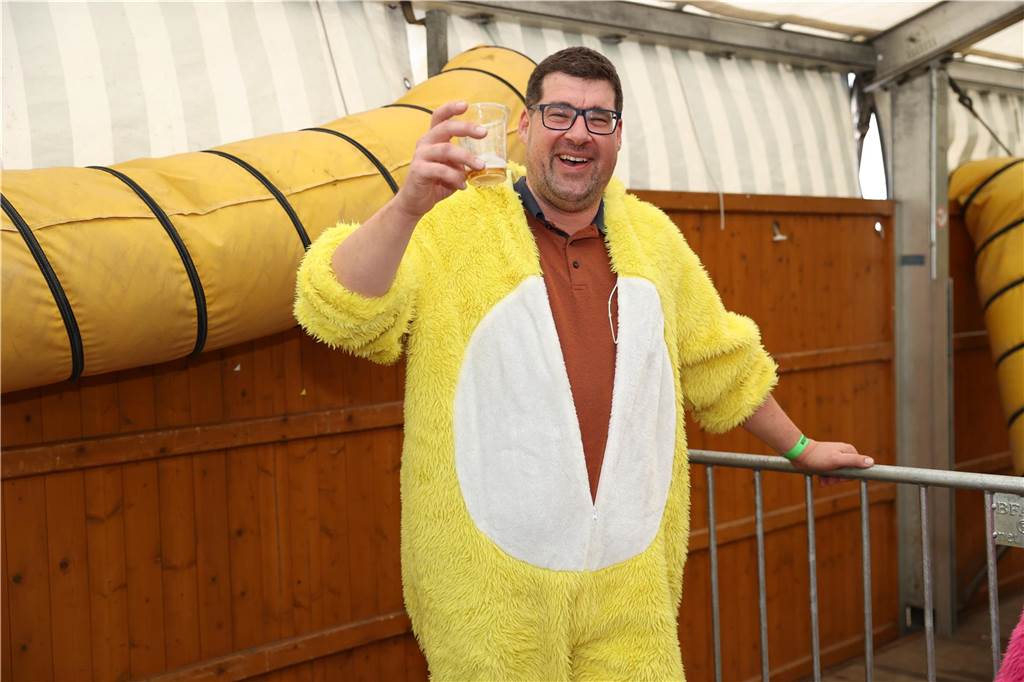 Am Samstag war nicht nur beim Umzug einiges los in Selm, auch am Abend bei der Party im Zelt, feierten die Selmer Jecken wild.
