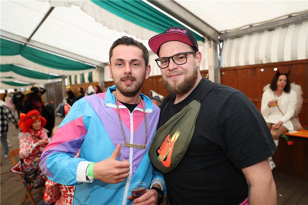 Am Samstag war nicht nur beim Umzug einiges los in Selm, auch am Abend bei der Party im Zelt, feierten die Selmer Jecken wild.