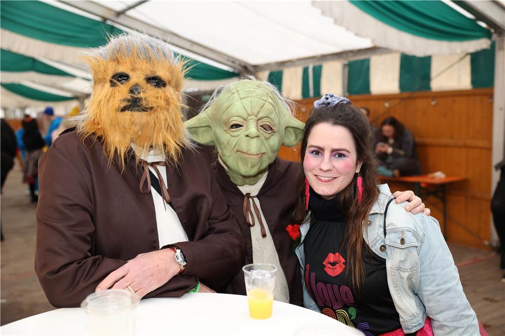 Am Samstag war nicht nur beim Umzug einiges los in Selm, auch am Abend bei der Party im Zelt, feierten die Selmer Jecken wild.