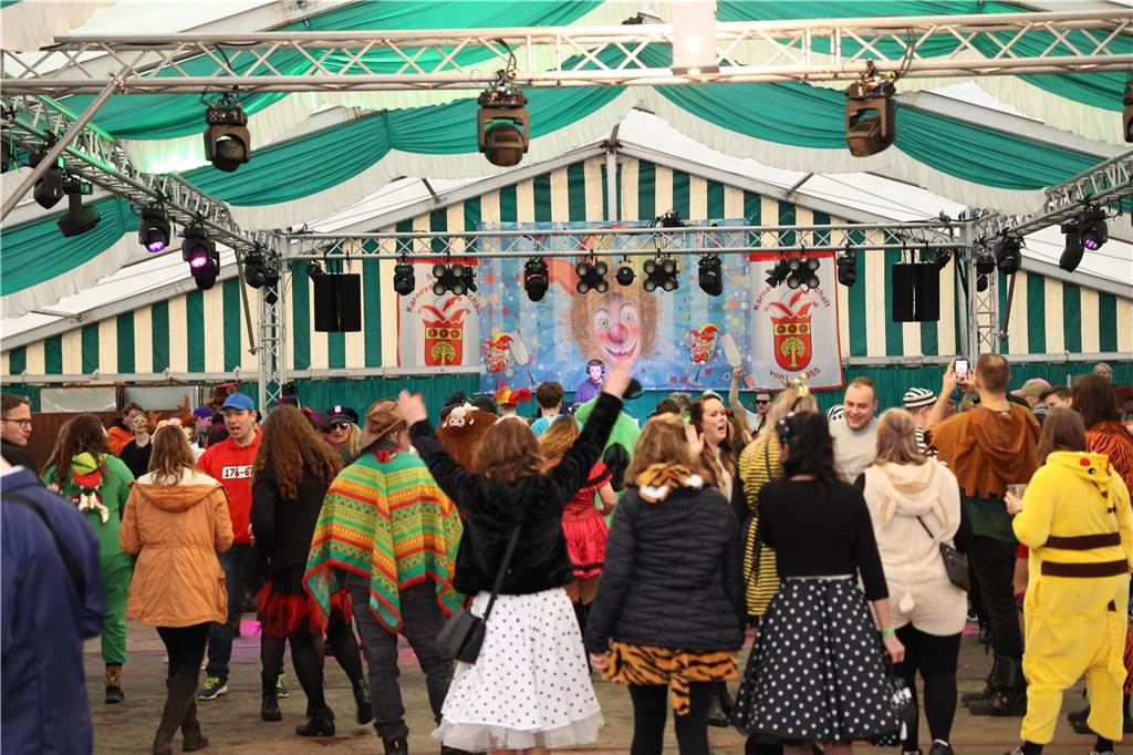 Am Samstag war nicht nur beim Umzug einiges los in Selm, auch am Abend bei der Party im Zelt, feierten die Selmer Jecken wild.