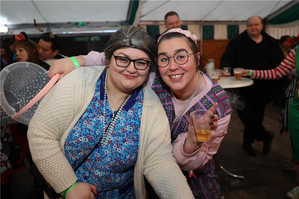 Am Samstag war nicht nur beim Umzug einiges los in Selm, auch am Abend bei der Party im Zelt, feierten die Selmer Jecken wild.