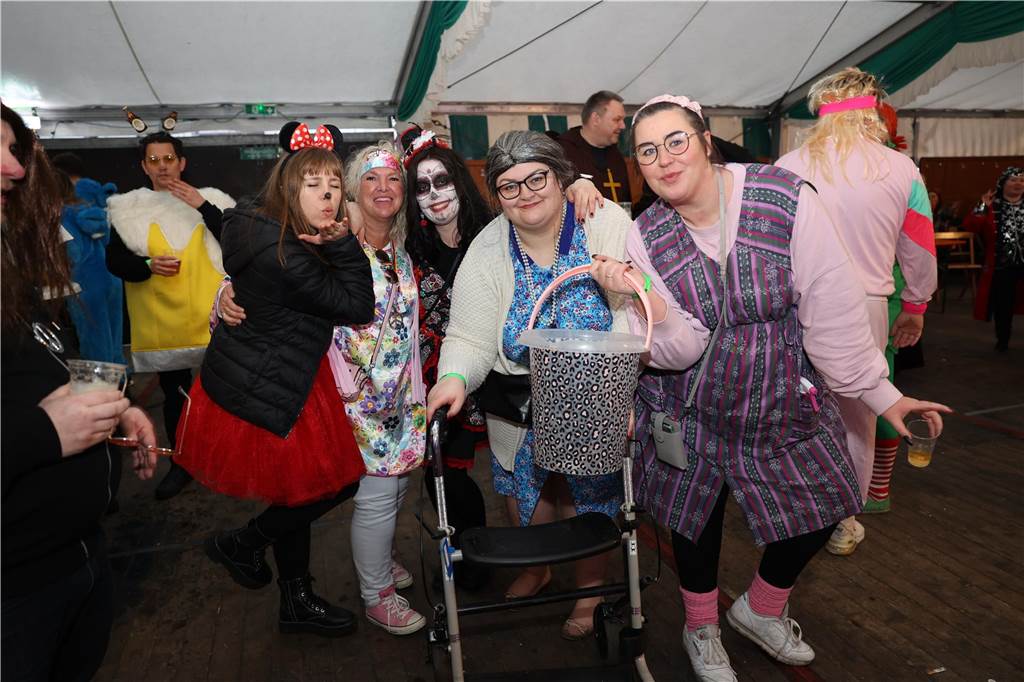 Am Samstag war nicht nur beim Umzug einiges los in Selm, auch am Abend bei der Party im Zelt, feierten die Selmer Jecken wild.