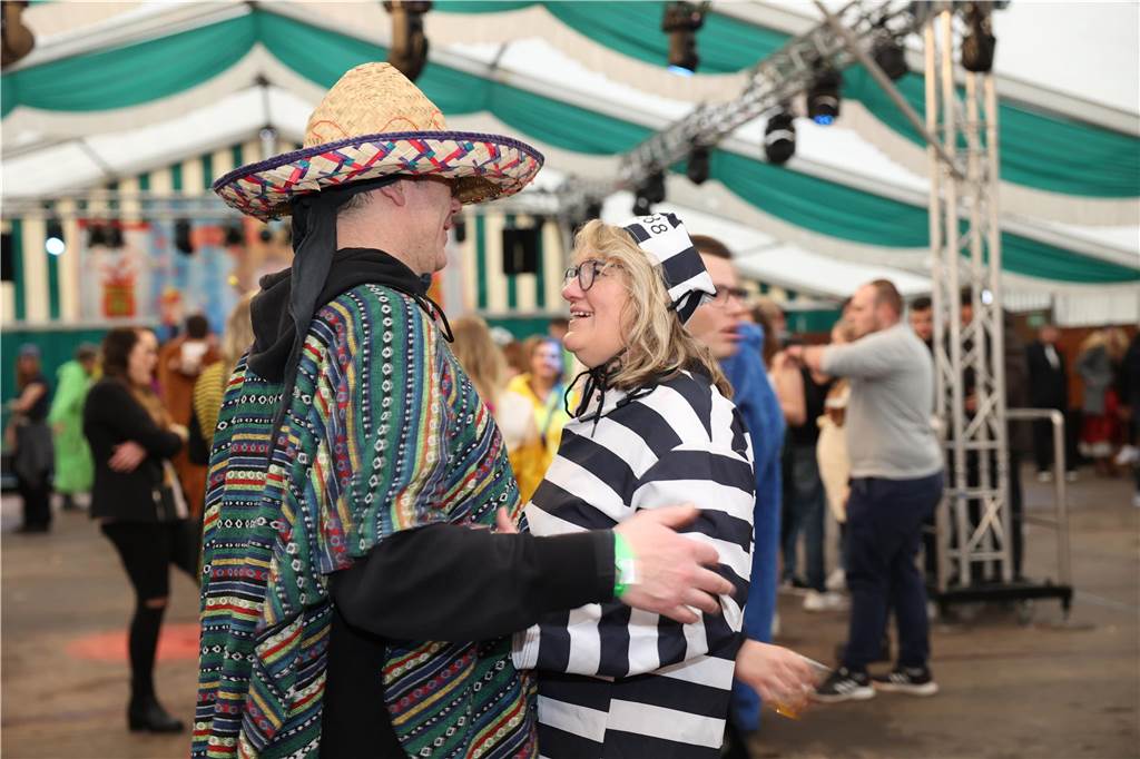 Am Samstag war nicht nur beim Umzug einiges los in Selm, auch am Abend bei der Party im Zelt, feierten die Selmer Jecken wild.