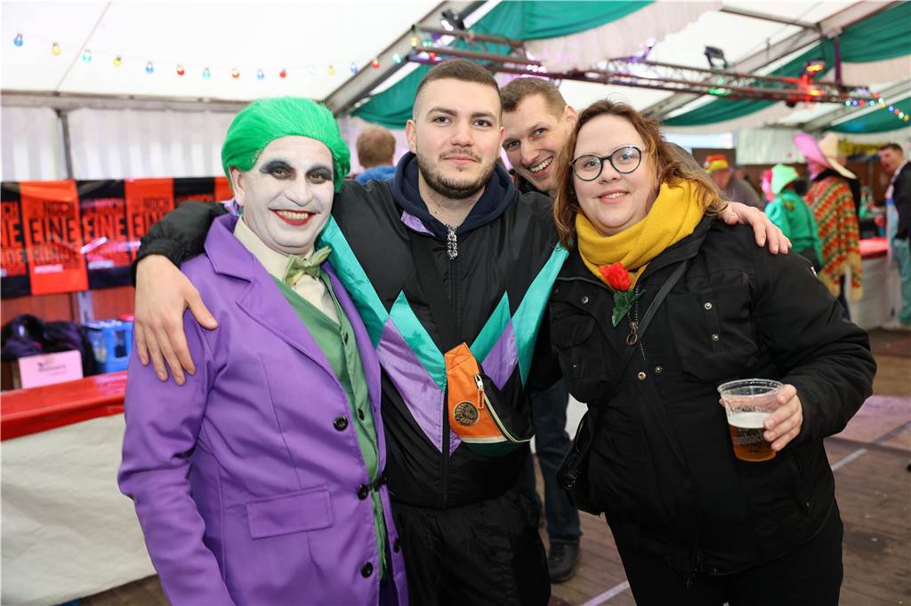 Am Samstag war nicht nur beim Umzug einiges los in Selm, auch am Abend bei der Party im Zelt, feierten die Selmer Jecken wild.