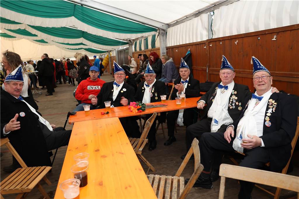Am Samstag war nicht nur beim Umzug einiges los in Selm, auch am Abend bei der Party im Zelt, feierten die Selmer Jecken wild.