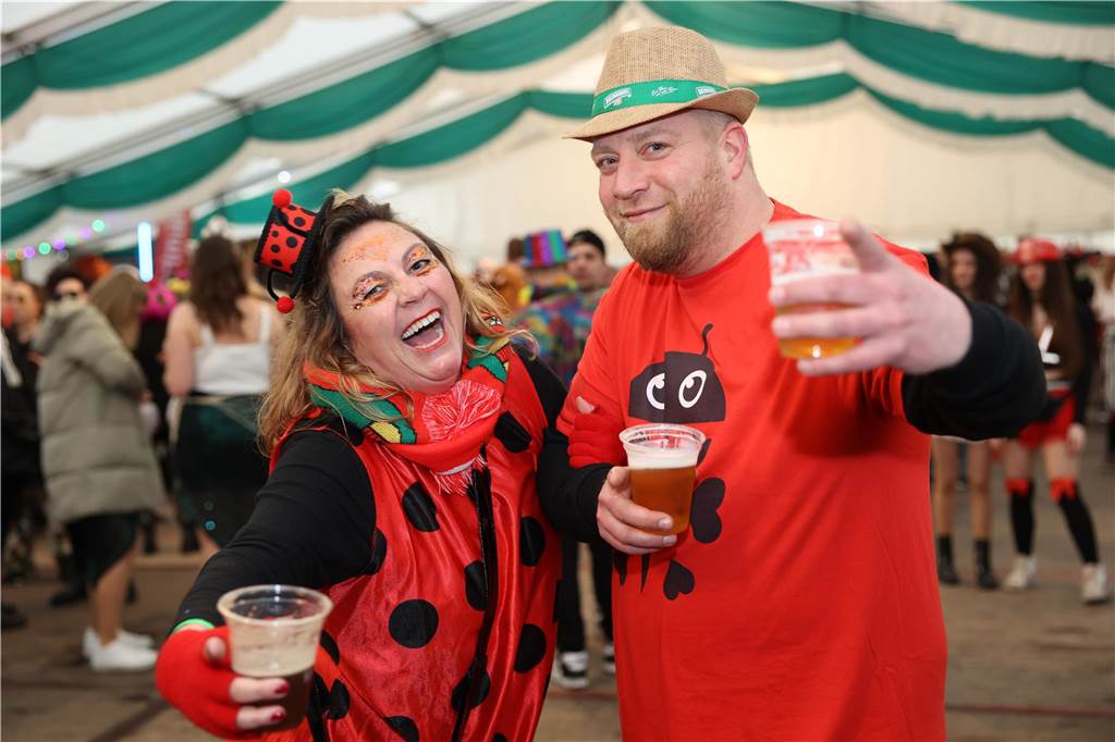 Am Samstag war nicht nur beim Umzug einiges los in Selm, auch am Abend bei der Party im Zelt, feierten die Selmer Jecken wild.