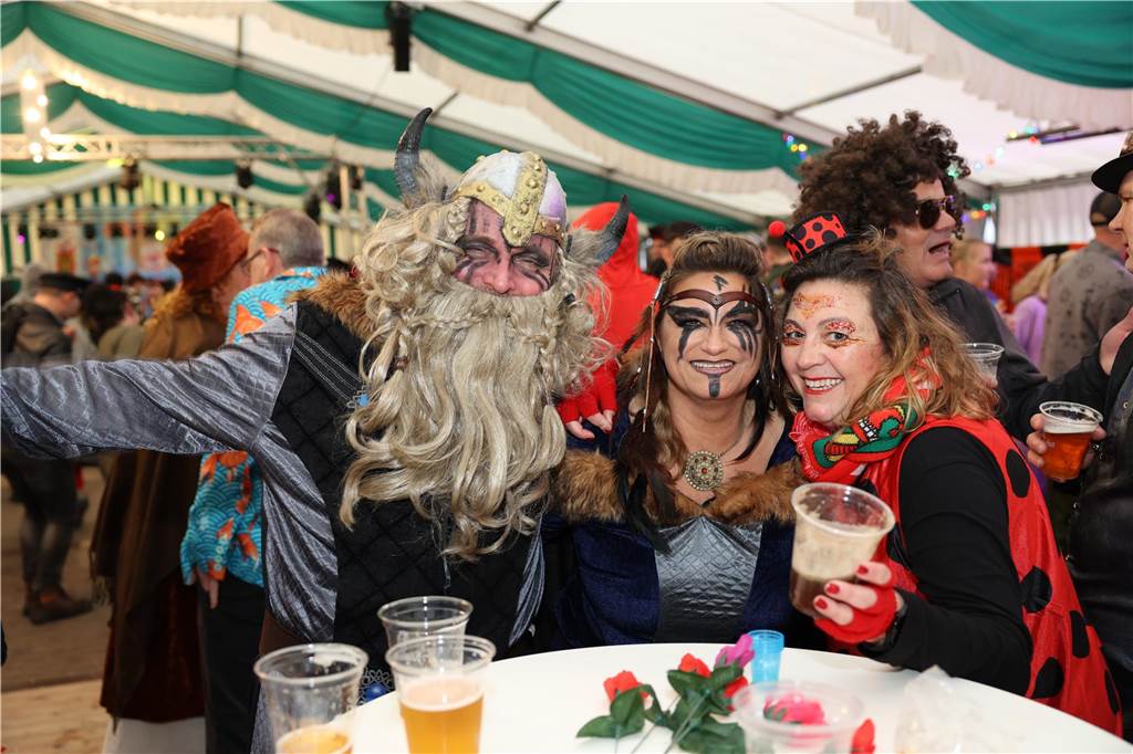 Am Samstag war nicht nur beim Umzug einiges los in Selm, auch am Abend bei der Party im Zelt, feierten die Selmer Jecken wild.
