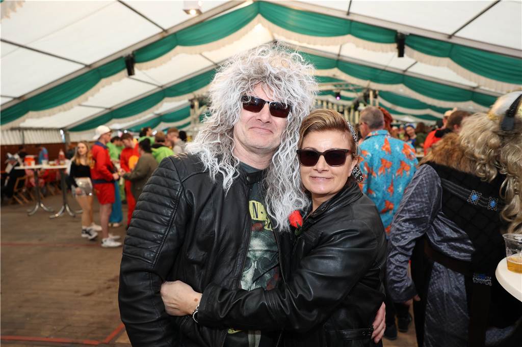 Am Samstag war nicht nur beim Umzug einiges los in Selm, auch am Abend bei der Party im Zelt, feierten die Selmer Jecken wild.