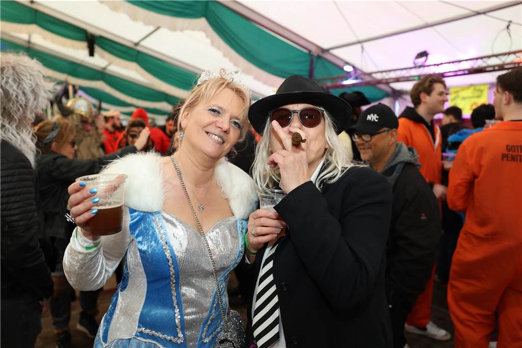 Am Samstag war nicht nur beim Umzug einiges los in Selm, auch am Abend bei der Party im Zelt, feierten die Selmer Jecken wild.