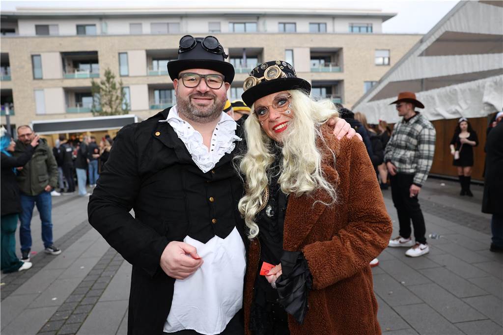Am Samstag war nicht nur beim Umzug einiges los in Selm, auch am Abend bei der Party im Zelt, feierten die Selmer Jecken wild.