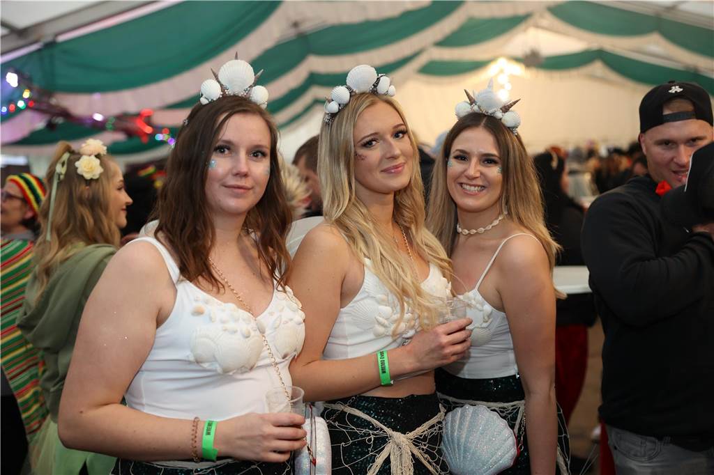 Am Samstag war nicht nur beim Umzug einiges los in Selm, auch am Abend bei der Party im Zelt, feierten die Selmer Jecken wild.