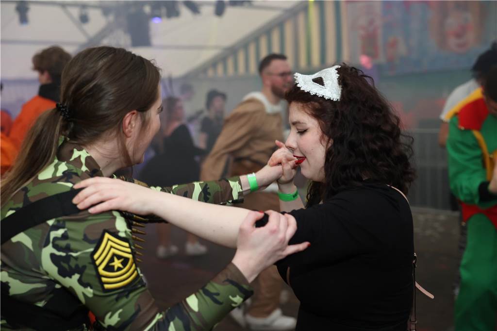 Am Samstag war nicht nur beim Umzug einiges los in Selm, auch am Abend bei der Party im Zelt, feierten die Selmer Jecken wild.