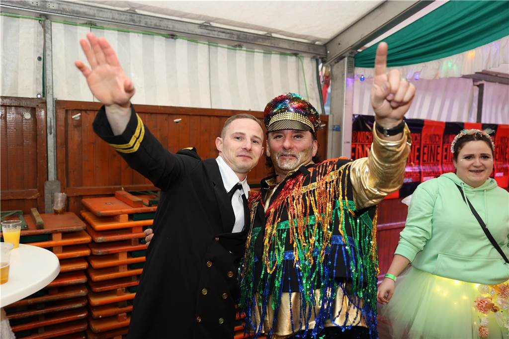 Am Samstag war nicht nur beim Umzug einiges los in Selm, auch am Abend bei der Party im Zelt, feierten die Selmer Jecken wild.