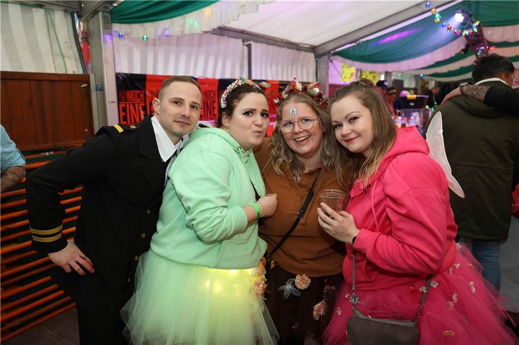 Am Samstag war nicht nur beim Umzug einiges los in Selm, auch am Abend bei der Party im Zelt, feierten die Selmer Jecken wild.