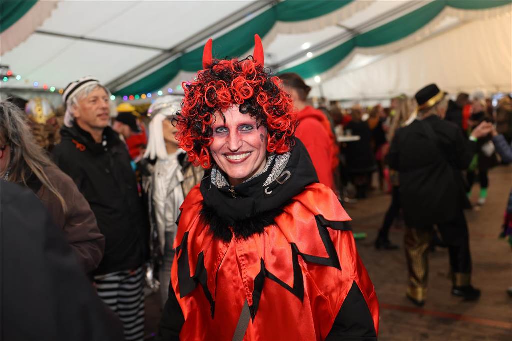 Am Samstag war nicht nur beim Umzug einiges los in Selm, auch am Abend bei der Party im Zelt, feierten die Selmer Jecken wild.