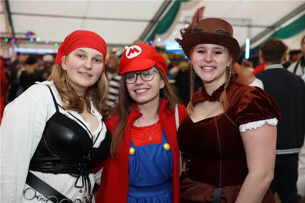 Am Samstag war nicht nur beim Umzug einiges los in Selm, auch am Abend bei der Party im Zelt, feierten die Selmer Jecken wild.