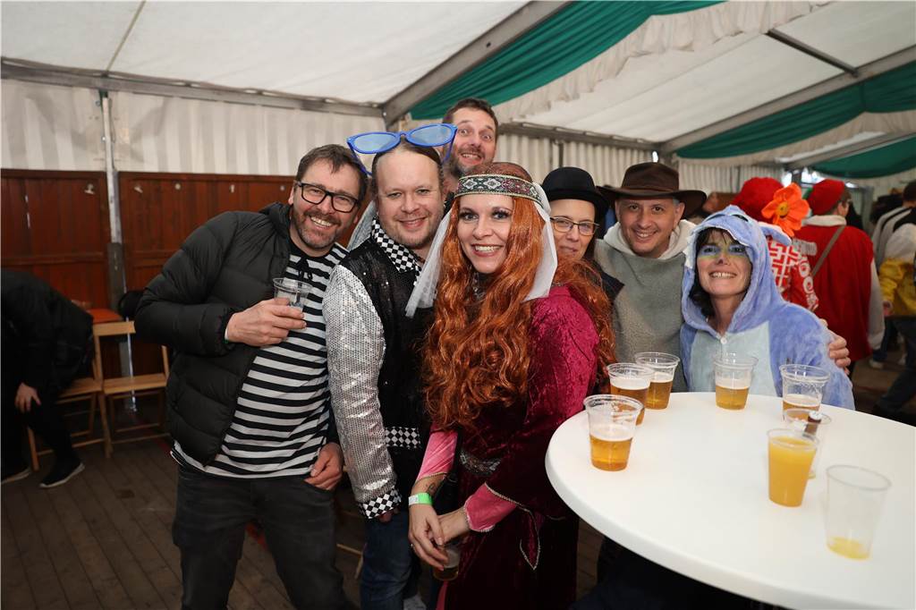 Am Samstag war nicht nur beim Umzug einiges los in Selm, auch am Abend bei der Party im Zelt, feierten die Selmer Jecken wild.