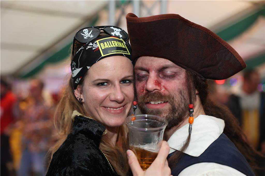 Am Samstag war nicht nur beim Umzug einiges los in Selm, auch am Abend bei der Party im Zelt, feierten die Selmer Jecken wild.