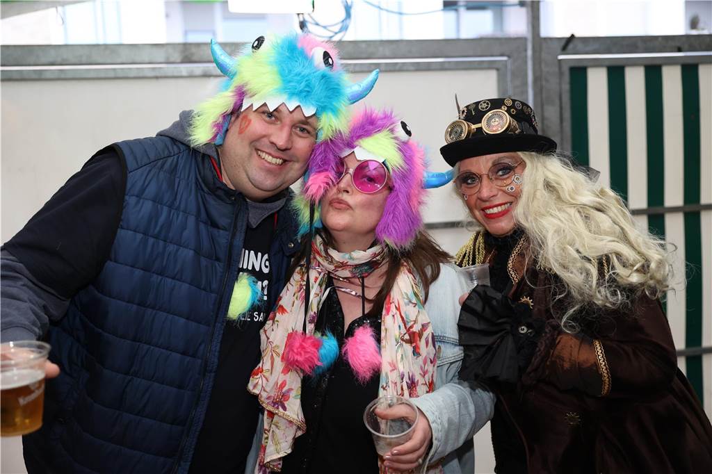 Am Samstag war nicht nur beim Umzug einiges los in Selm, auch am Abend bei der Party im Zelt, feierten die Selmer Jecken wild.