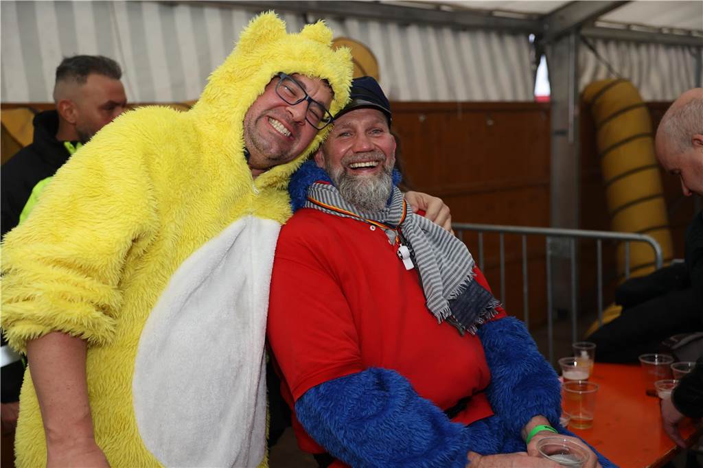 Am Samstag war nicht nur beim Umzug einiges los in Selm, auch am Abend bei der Party im Zelt, feierten die Selmer Jecken wild.