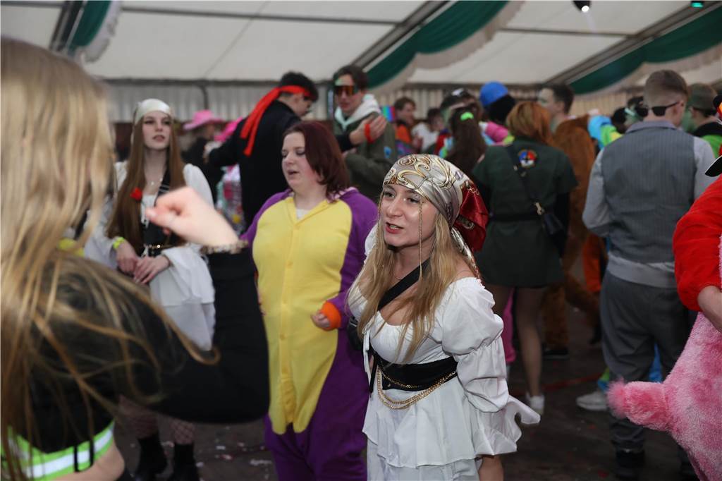 Am Samstag war nicht nur beim Umzug einiges los in Selm, auch am Abend bei der Party im Zelt, feierten die Selmer Jecken wild.