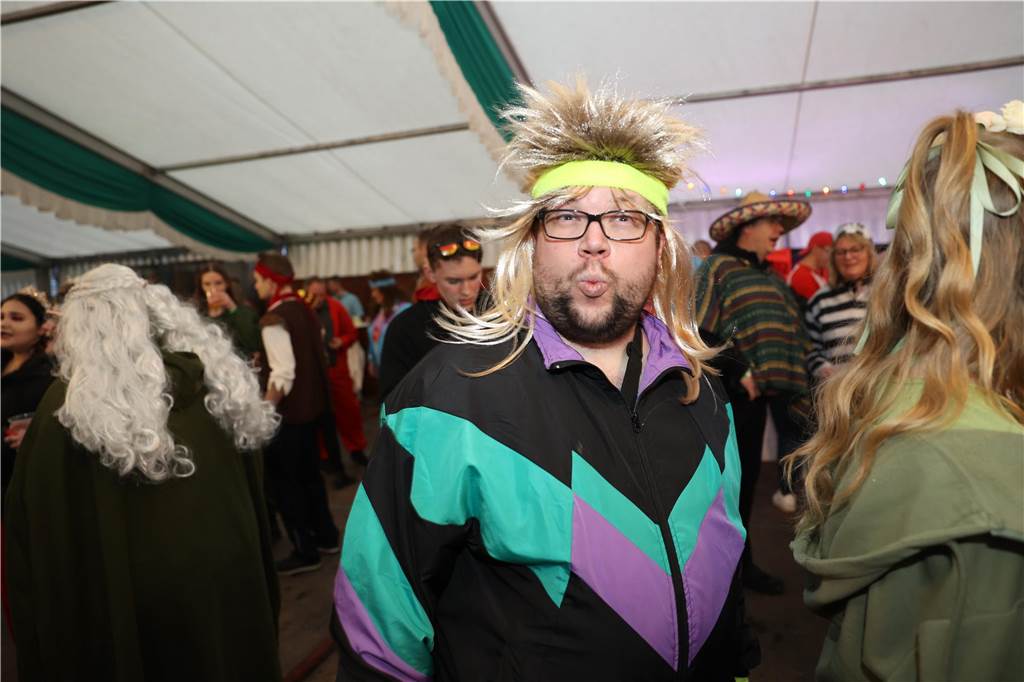 Am Samstag war nicht nur beim Umzug einiges los in Selm, auch am Abend bei der Party im Zelt, feierten die Selmer Jecken wild.