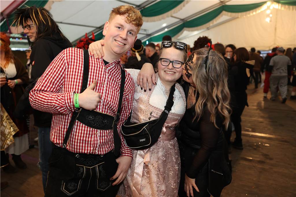 Am Samstag war nicht nur beim Umzug einiges los in Selm, auch am Abend bei der Party im Zelt, feierten die Selmer Jecken wild.