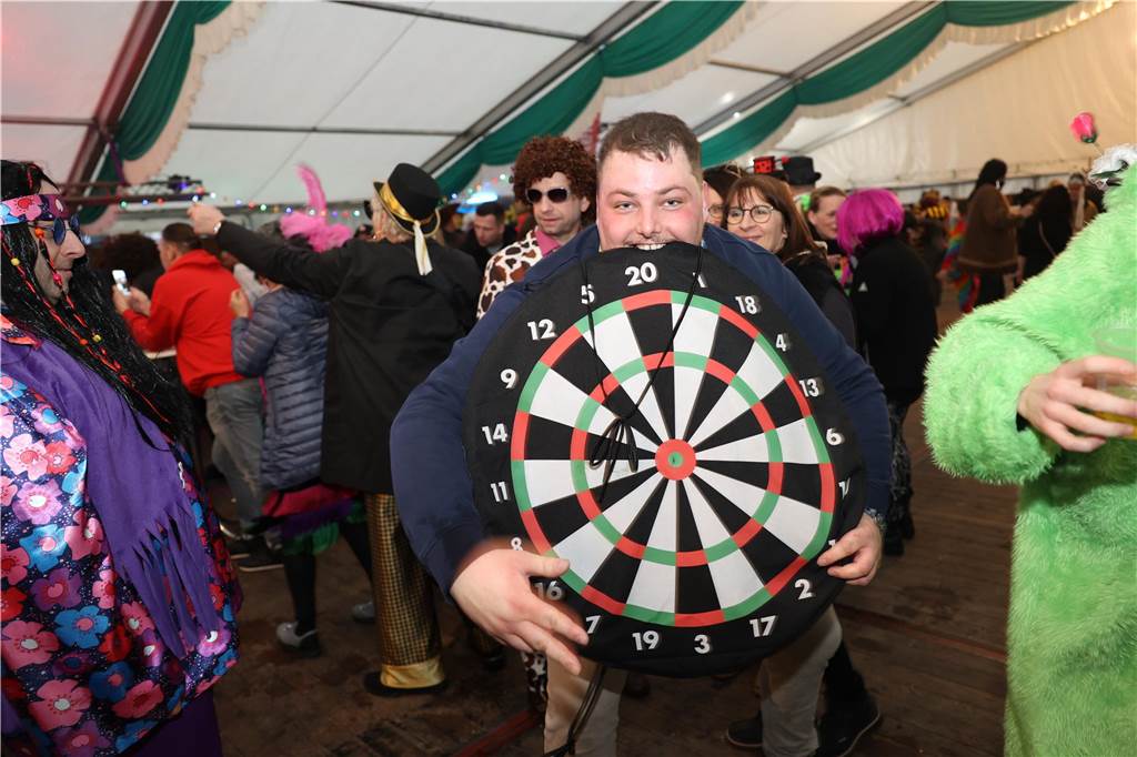 Am Samstag war nicht nur beim Umzug einiges los in Selm, auch am Abend bei der Party im Zelt, feierten die Selmer Jecken wild.