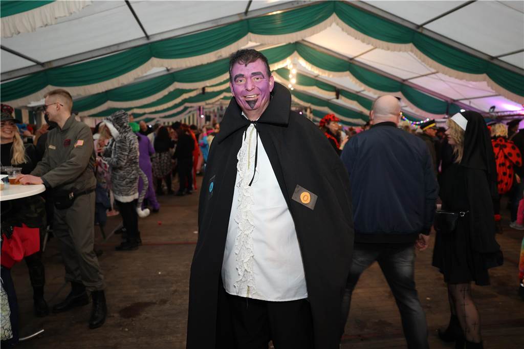 Am Samstag war nicht nur beim Umzug einiges los in Selm, auch am Abend bei der Party im Zelt, feierten die Selmer Jecken wild.
