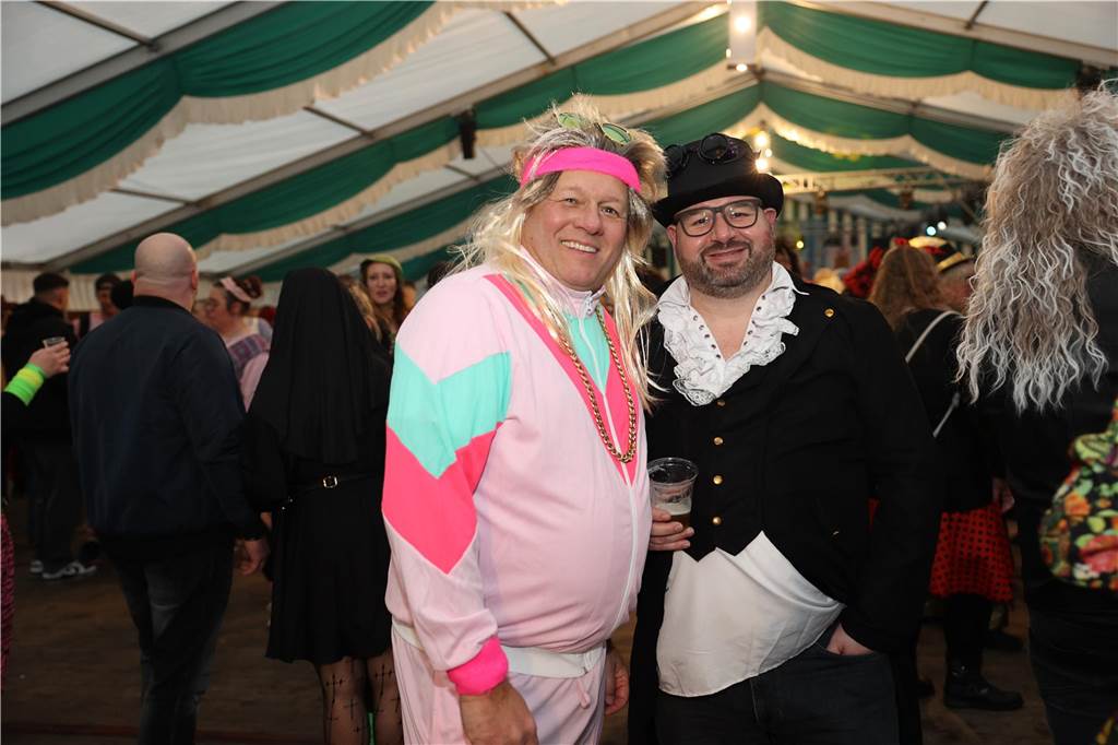 Am Samstag war nicht nur beim Umzug einiges los in Selm, auch am Abend bei der Party im Zelt, feierten die Selmer Jecken wild.