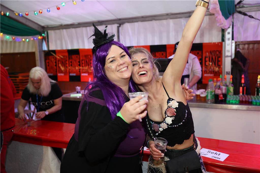 Am Samstag war nicht nur beim Umzug einiges los in Selm, auch am Abend bei der Party im Zelt, feierten die Selmer Jecken wild.