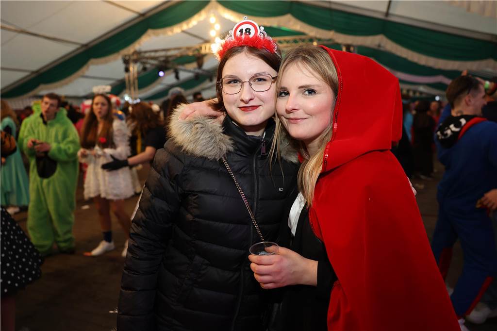 Am Samstag war nicht nur beim Umzug einiges los in Selm, auch am Abend bei der Party im Zelt, feierten die Selmer Jecken wild.