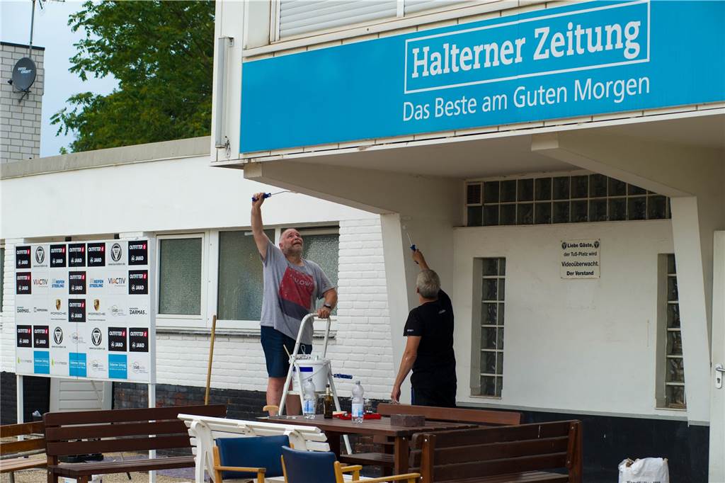 „Stadt und Verein teilen sich die Kosten“: So läuft der Umbau der Stauseekampfbahn Am Samstag waren die Mitglieder aufgerufen, bei kleineren Arbeiten zu helfen.
