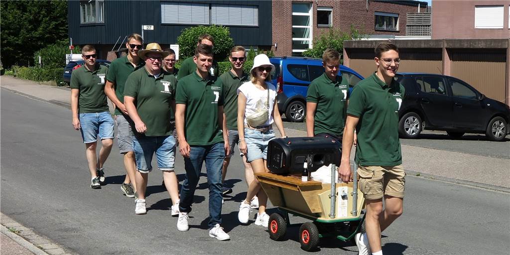 „Verrückte Truppe“ nimmt Schützenfest-Bräuche aufs Korn Am Samstag zogen Mitglieder der Fähnchenschützengilde Buschhausen n.e.V. durch den Ort, um für ihr Schützenfest am kommenden Samstag zu werben. Mit dabei war das Königspaar Max Bienbeck und Linda Deppe (hinter der Karre).