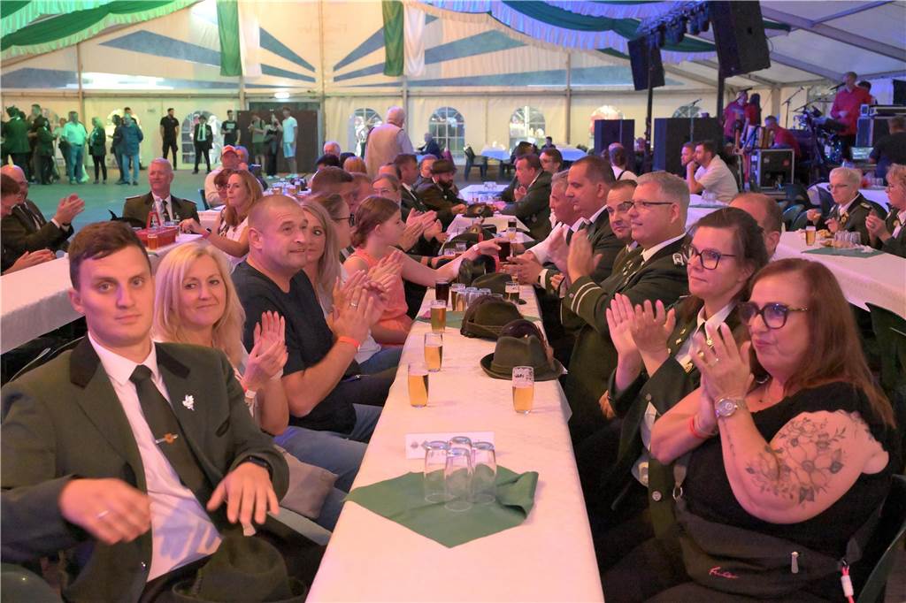 Am Samstagabend (31.8.) feierte die Bürgerschützengilde St. Stephanus Bork den Königsball.