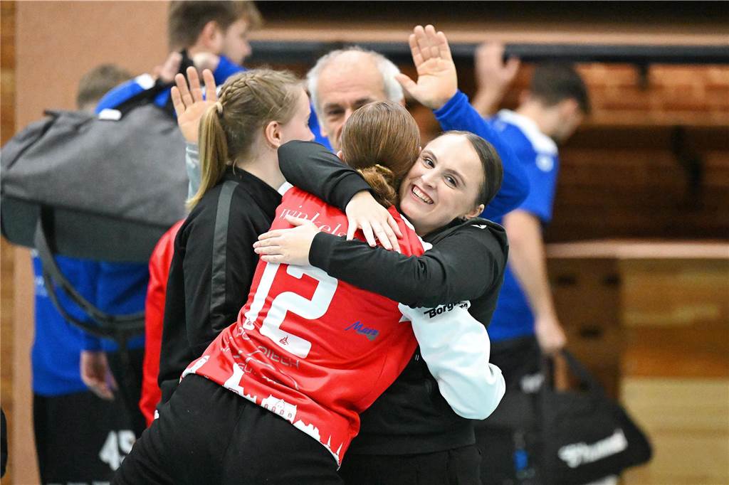 Am Samstagabend (9. November) waren zuerst die Damen des HSC Haltern-Sythen dran. Sie schlugen den TuS Bommern verdient mit 36:23 und feierten damit den zweiten Sieg im zweiten Heimspiel.