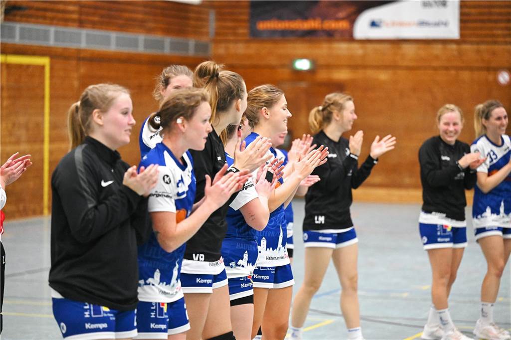 Am Samstagabend (9. November) waren zuerst die Damen des HSC Haltern-Sythen dran. Sie schlugen den TuS Bommern verdient mit 36:23 und feierten damit den zweiten Sieg im zweiten Heimspiel.