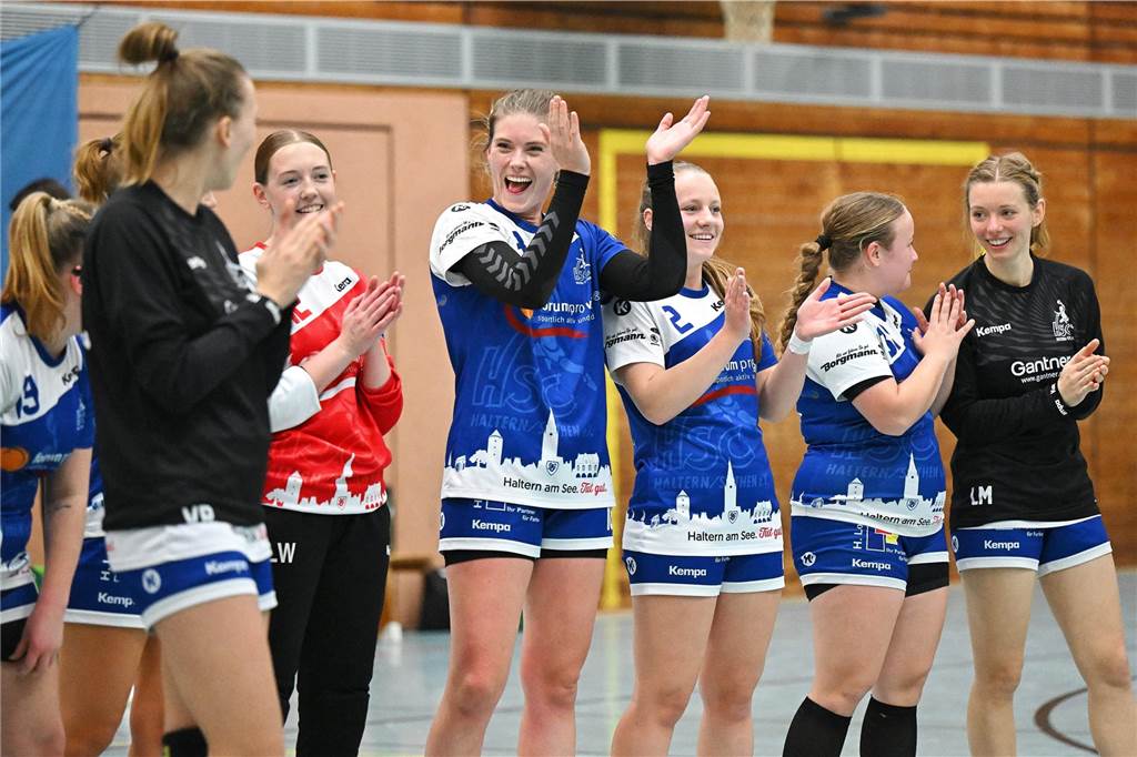 Am Samstagabend (9. November) waren zuerst die Damen des HSC Haltern-Sythen dran. Sie schlugen den TuS Bommern verdient mit 36:23 und feierten damit den zweiten Sieg im zweiten Heimspiel.