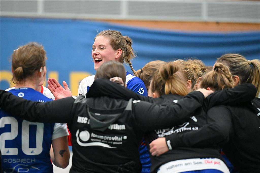 Am Samstagabend (9. November) waren zuerst die Damen des HSC Haltern-Sythen dran. Sie schlugen den TuS Bommern verdient mit 36:23 und feierten damit den zweiten Sieg im zweiten Heimspiel.