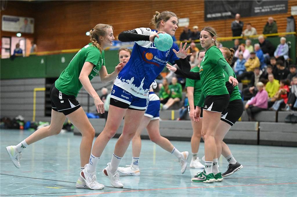 Am Samstagabend (9. November) waren zuerst die Damen des HSC Haltern-Sythen dran. Sie schlugen den TuS Bommern verdient mit 36:23 und feierten damit den zweiten Sieg im zweiten Heimspiel.